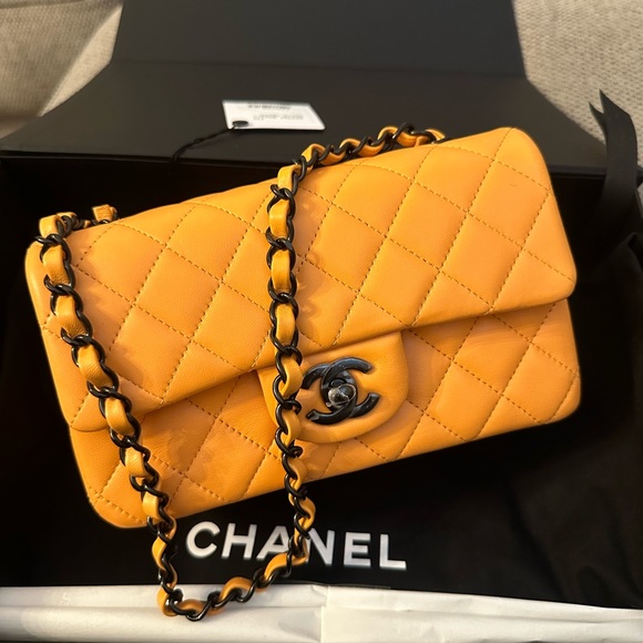 Mini classic flap Chanel purse - Picture 2 of 5